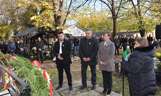 A Vajdasági Magyar Szövetség koszorúját Brasnyó Nándor, a szenttamási szervezet képviselője, valamint Szabados Fodor Beáta és Kocsis Krisztián tanácstag helyezte el.